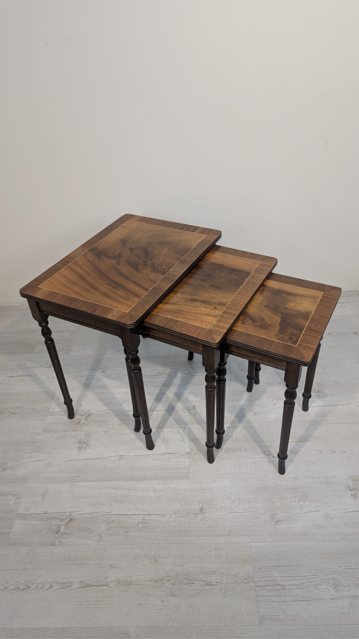 Komplet zabytkowych Stolików Trojaków francuskich, intarsjowanych