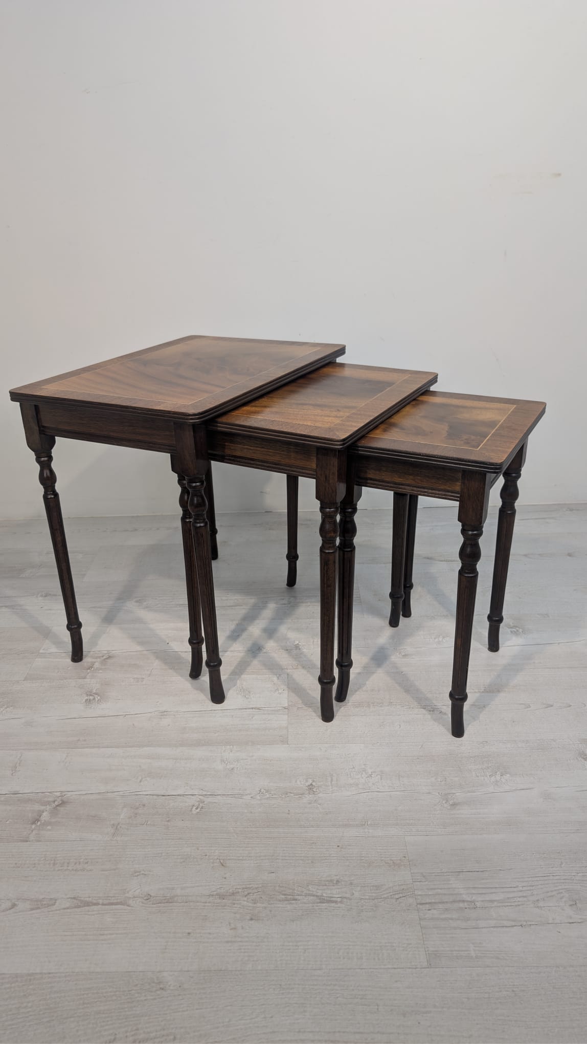 Komplet zabytkowych Stolików Trojaków francuskich, intarsjowanych - obrazek 2