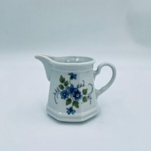 Regina porcelain creamer NB form und design exclusiv