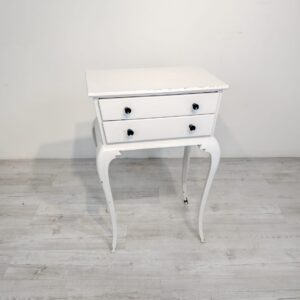 Stolik, szafka nocny bielony w stylu ludwikowskim na giętych nogach