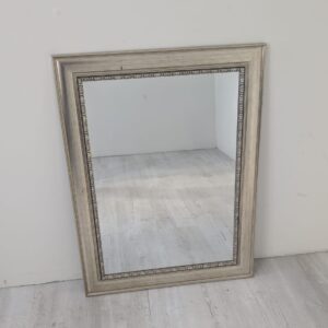 Lustro ścienne w srebrnej drewnianej ramie