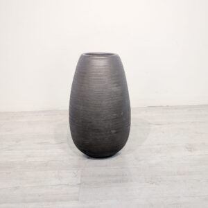 Ceramiczny wazon z nieporowatą teksturą czarną