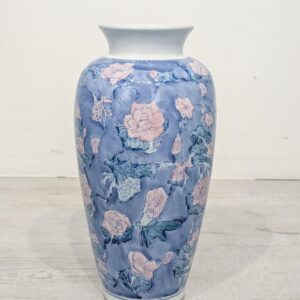 Porcelanowy wazon z kwiatowym motywem