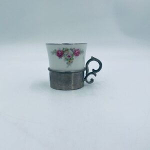 Kubeczek porcelanowy w cynowym koszyczku