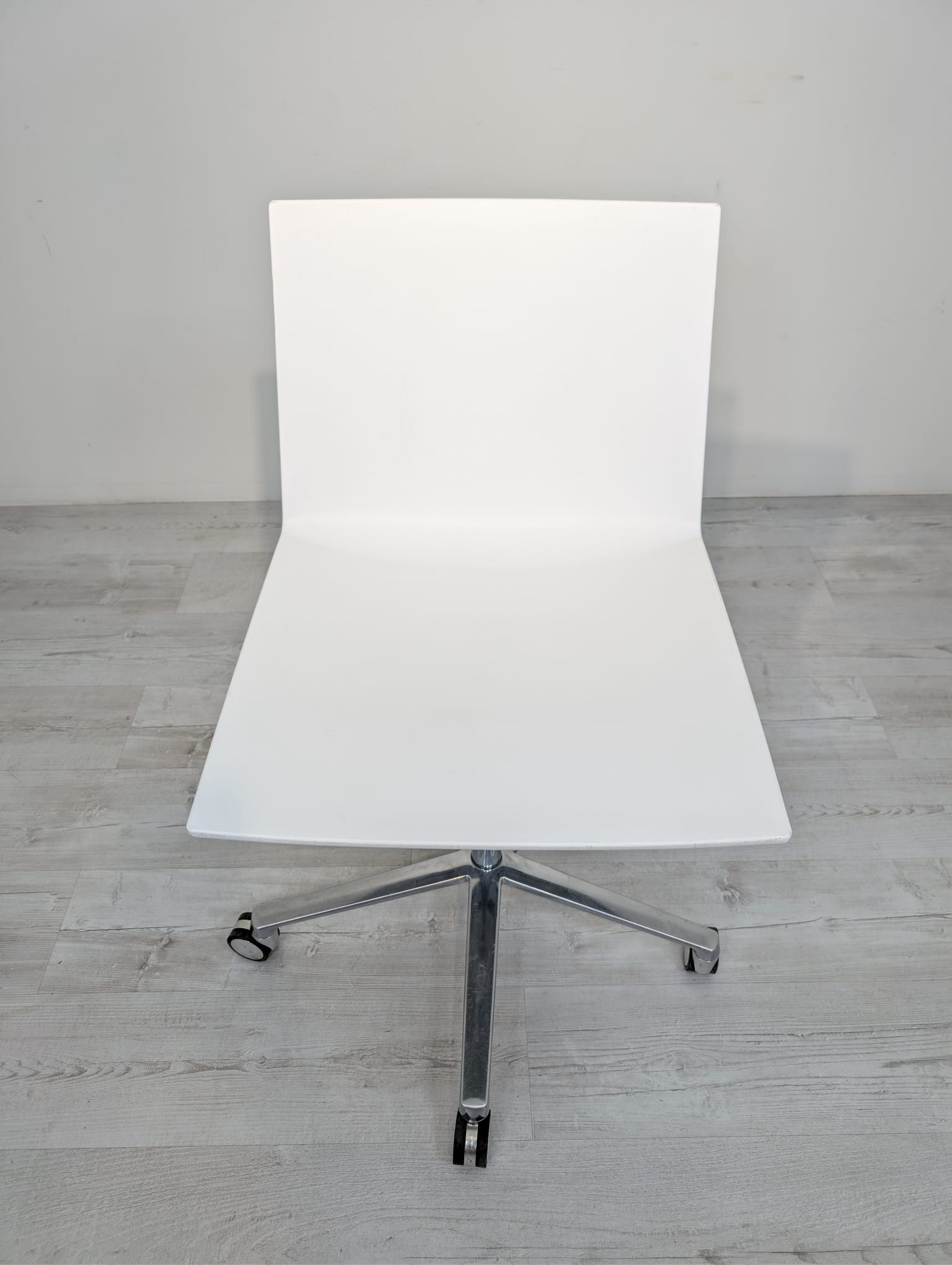 Designerskie krzesła obrotowe białe włoskie Arper z serii Catifa - Image 5