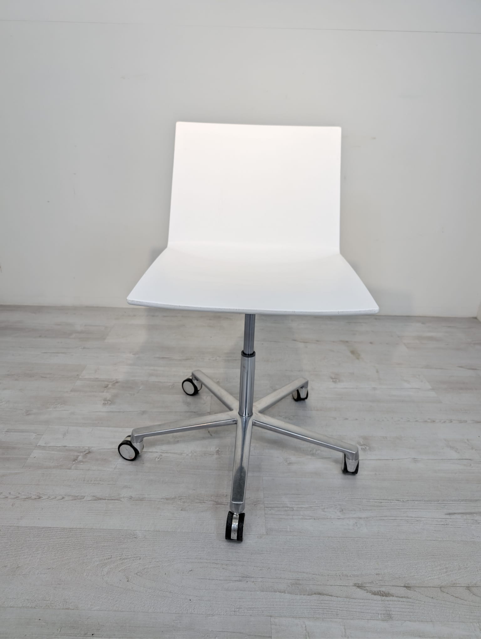 Designerskie krzesła obrotowe białe włoskie Arper z serii Catifa - Image 9