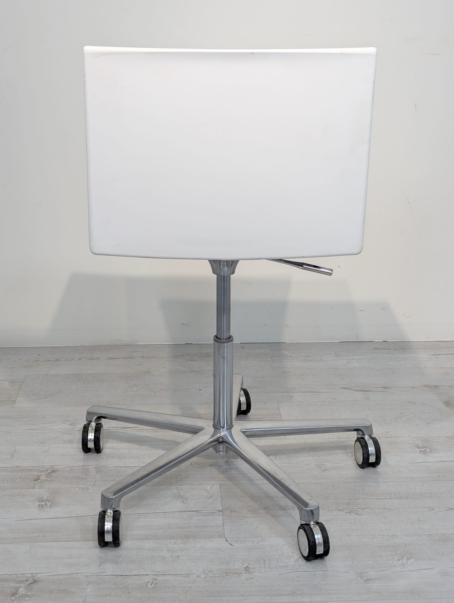 Designerskie krzesła obrotowe białe włoskie Arper z serii Catifa - Image 10