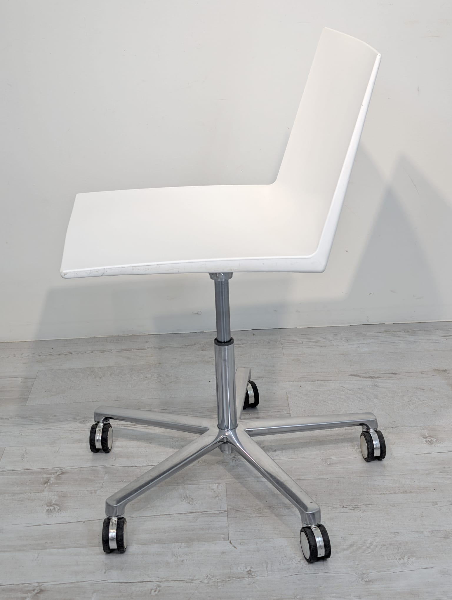 Designerskie krzesła obrotowe białe włoskie Arper z serii Catifa - Image 11