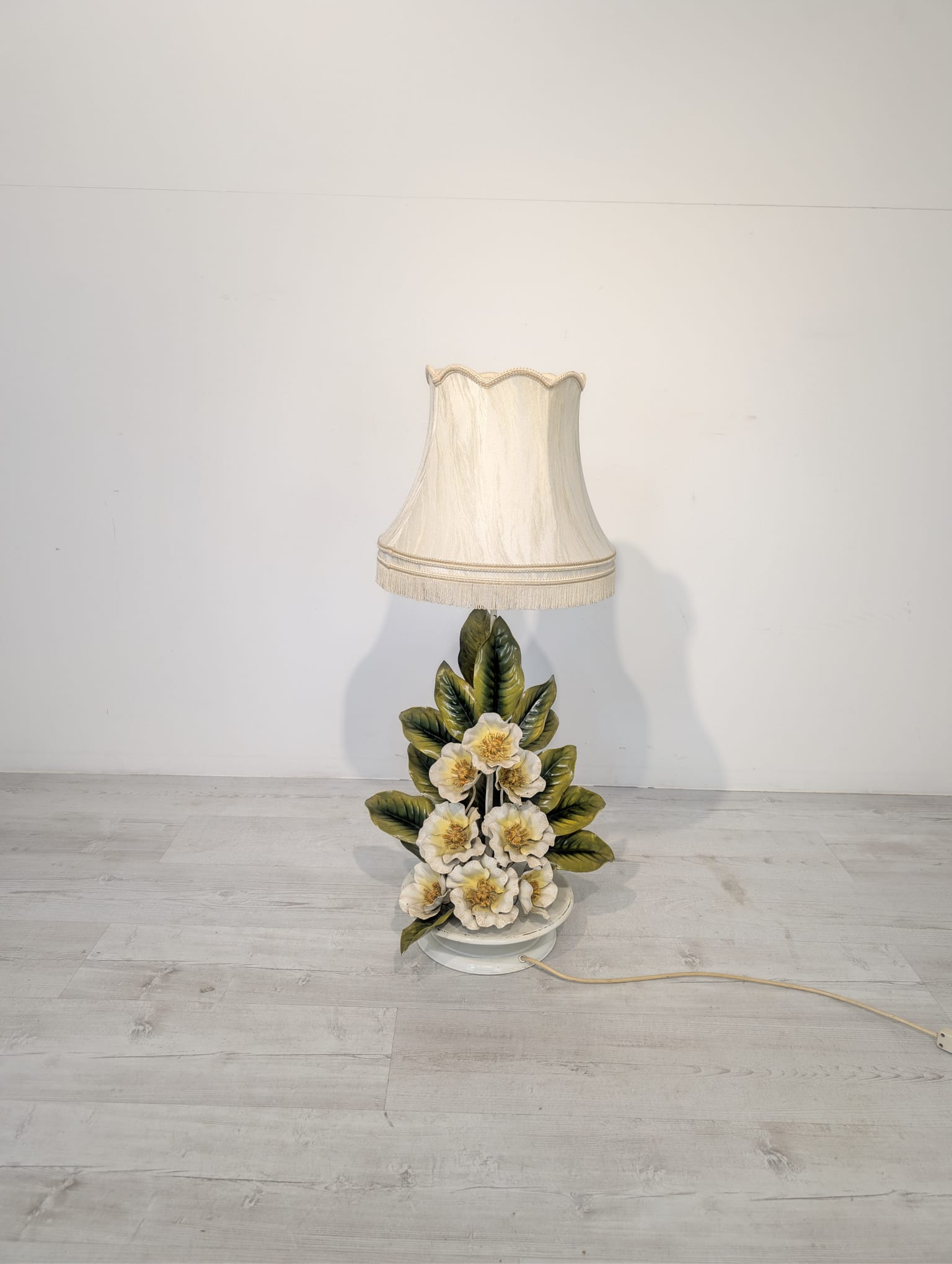 Lampka stołowa Tole, kwiaty magnolii w stylu włoskim - Image 4