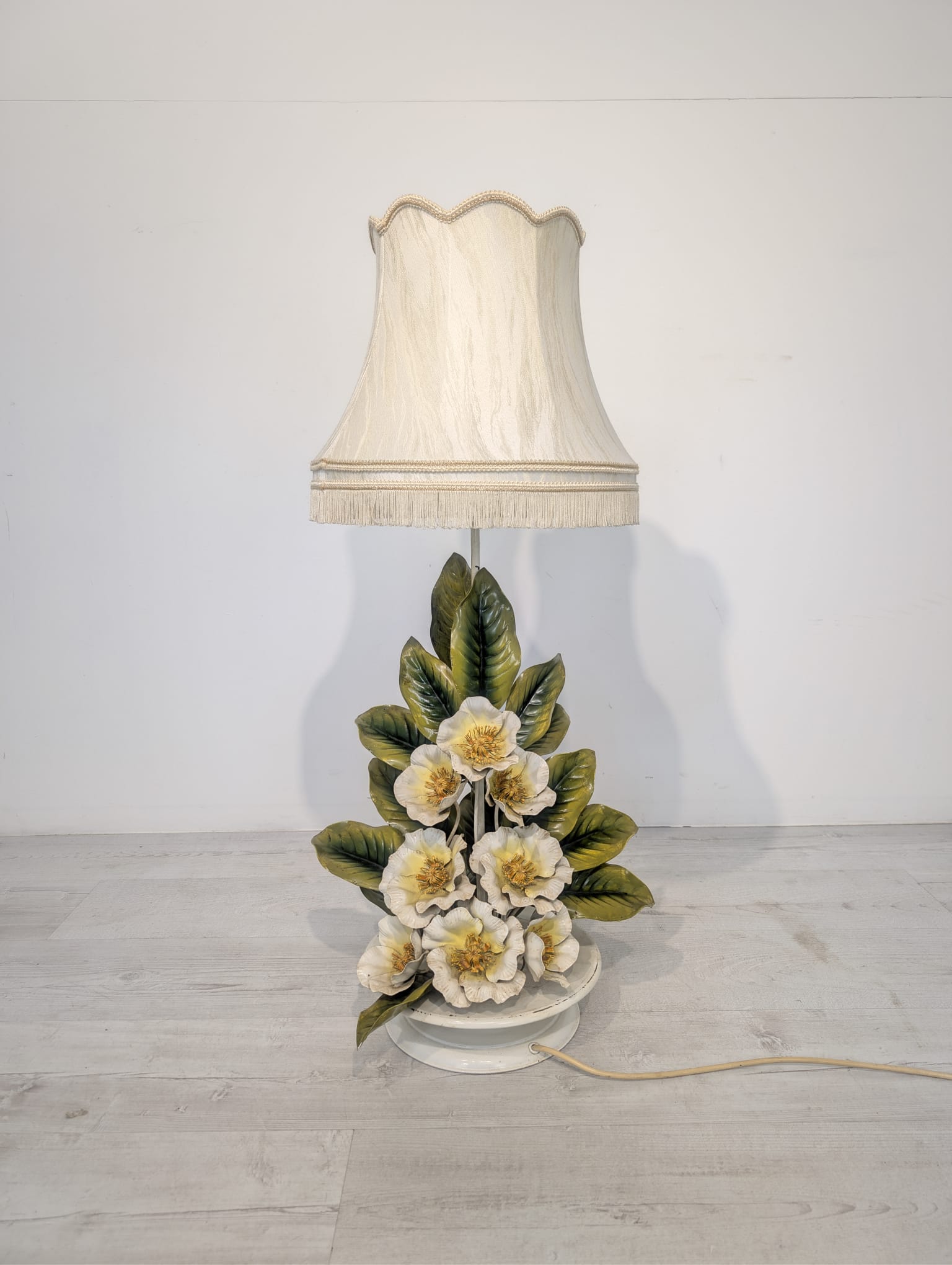 Lampka stołowa Tole, kwiaty magnolii w stylu włoskim - Image 5
