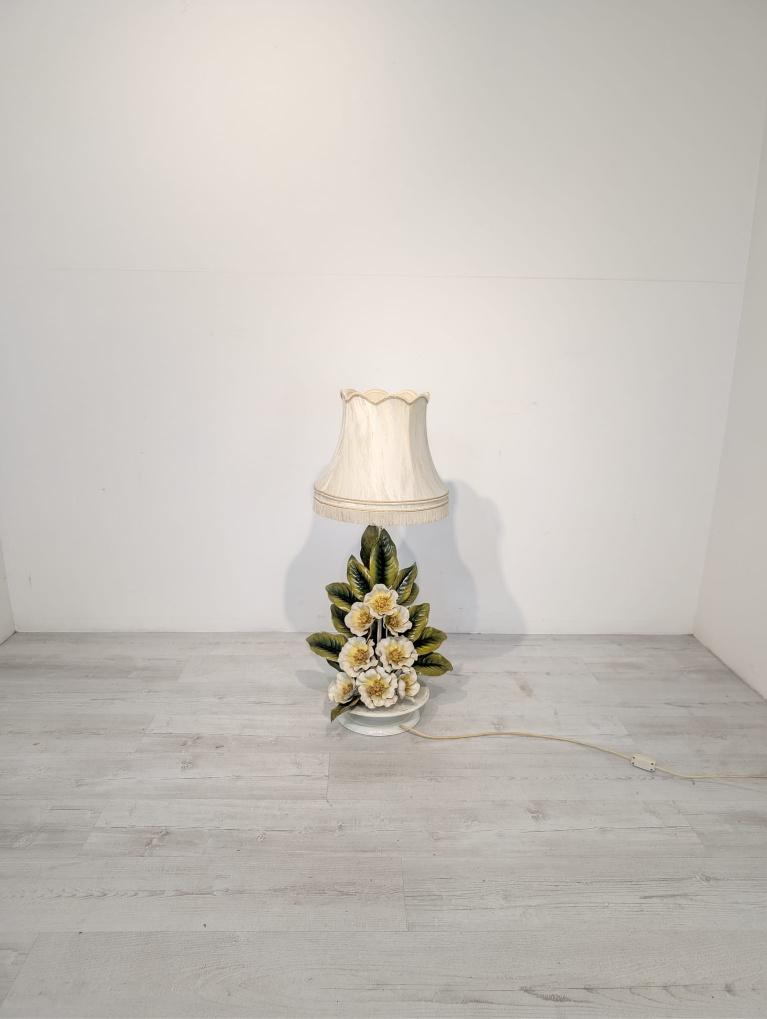 Lampka stołowa Tole, kwiaty magnolii w stylu włoskim - Image 8