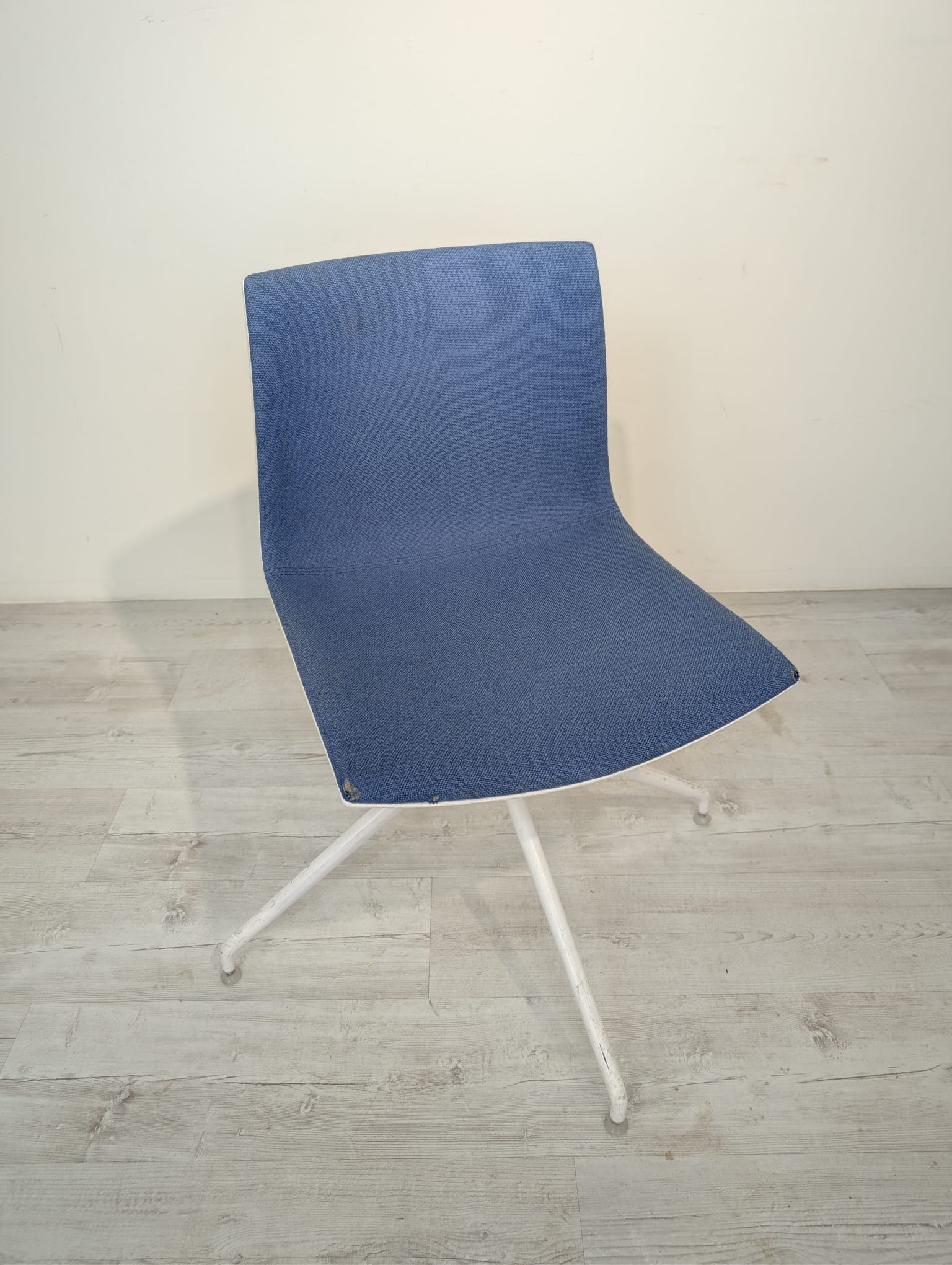 Krzesło konferencyjne Arper Catifa - Image 10