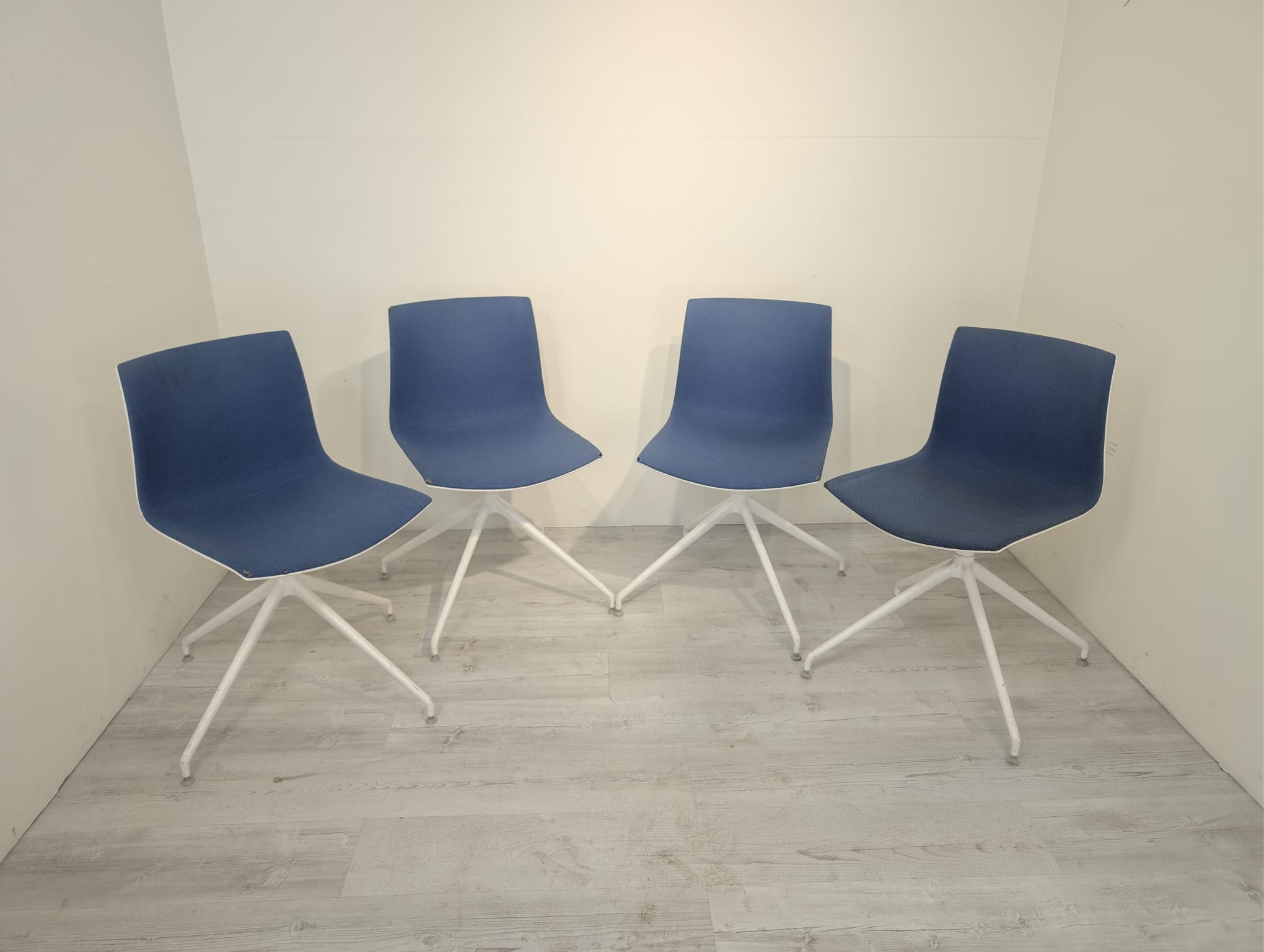 Krzesło konferencyjne Arper Catifa - Image 12