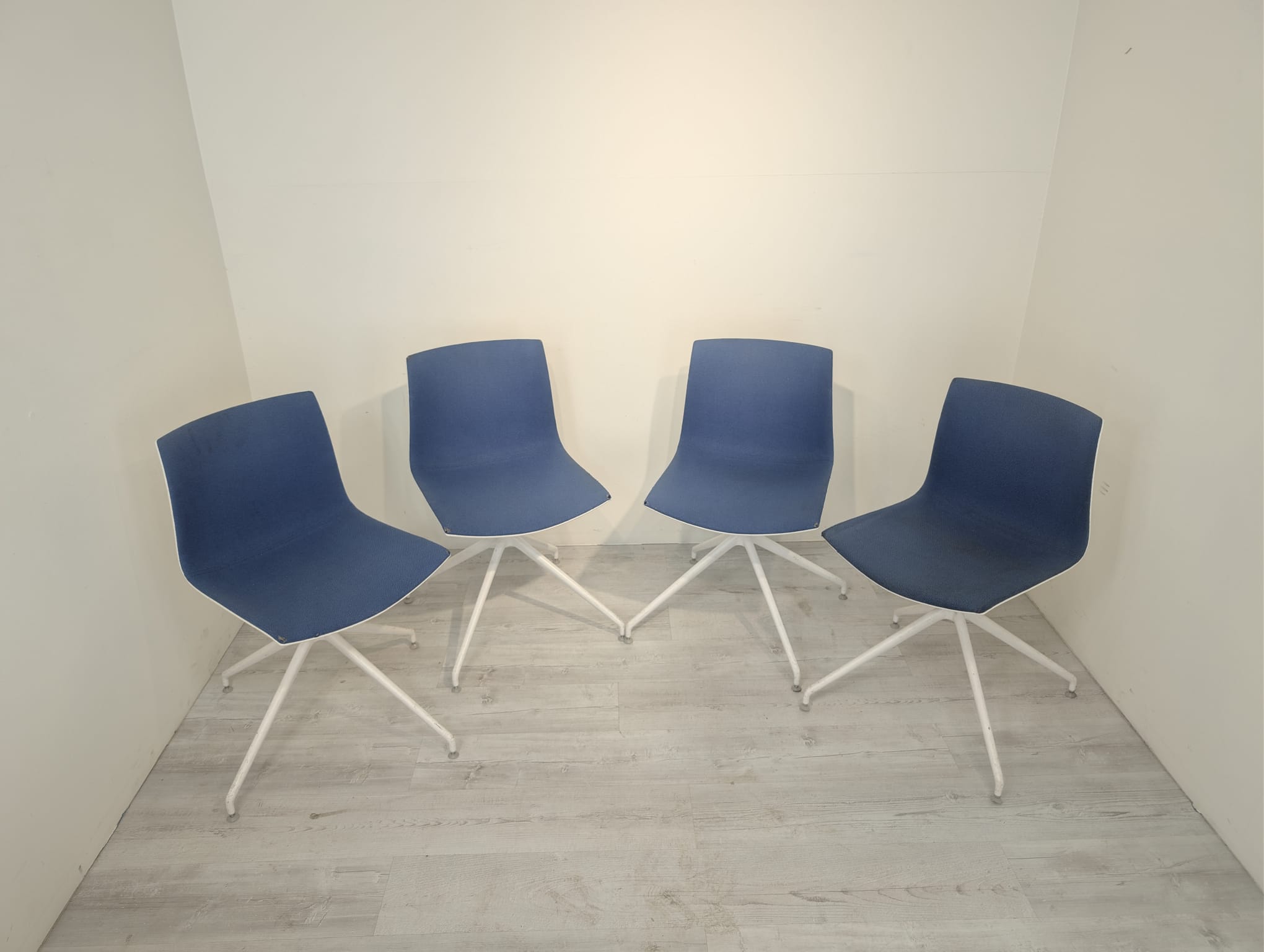 Krzesło konferencyjne Arper Catifa - Image 13
