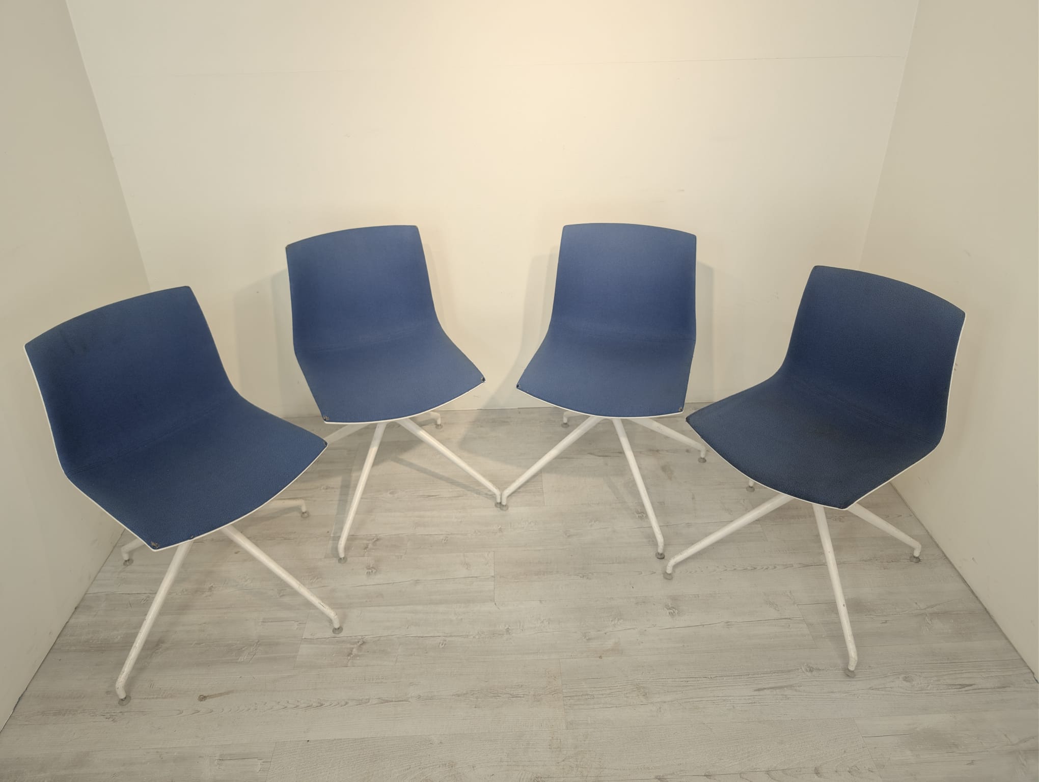 Krzesło konferencyjne Arper Catifa - Image 14