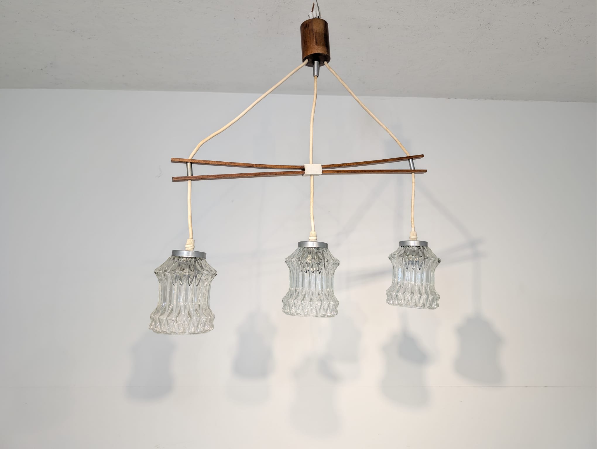 Zwis z teku i kloszami z żebrowanego szkła z lat 60/70-tych - obrazek 6