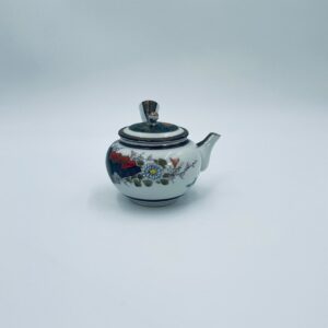 Mały, tradycyjny czajniczek porcelanowy Kyusu Japonia