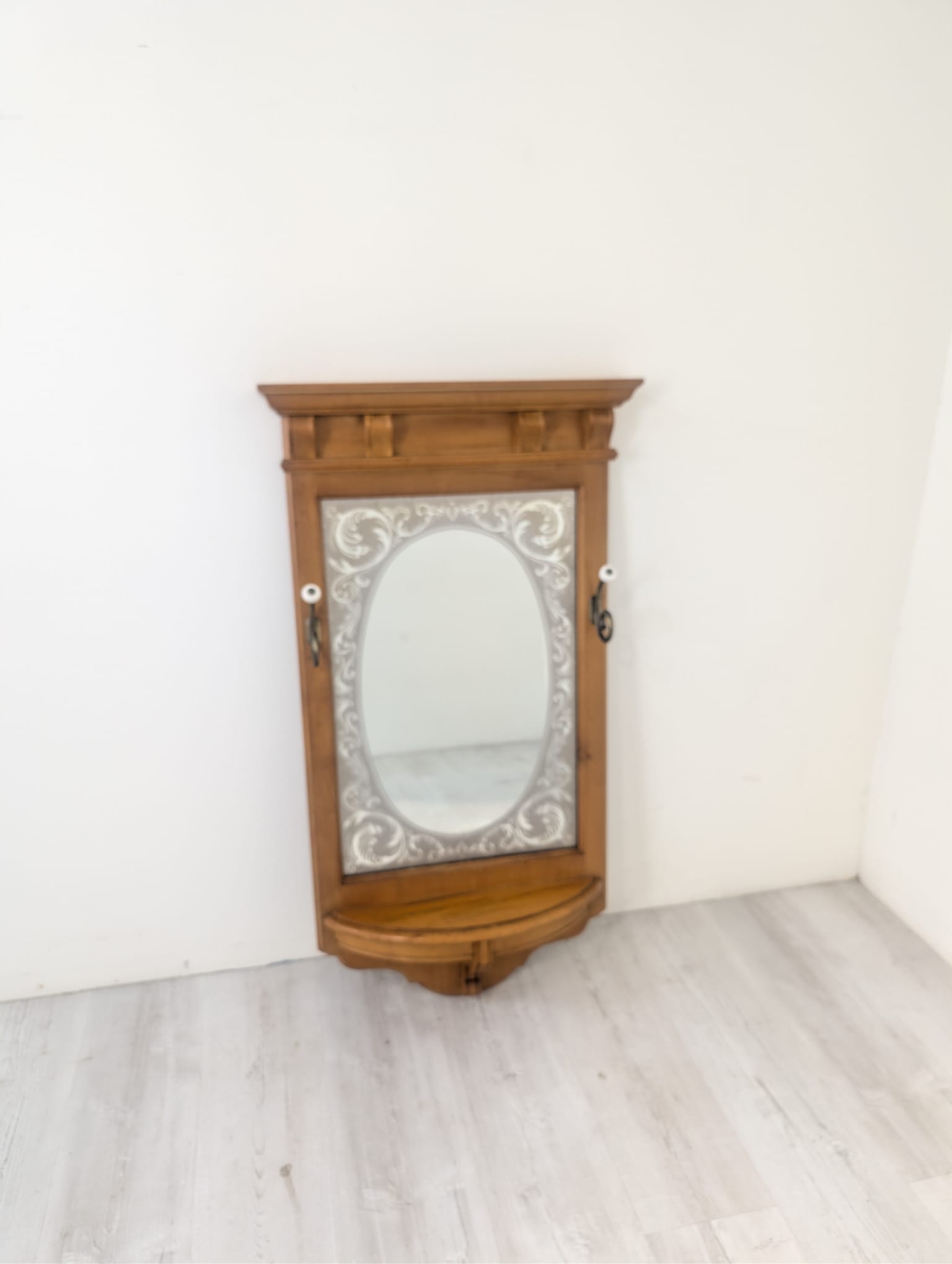 Antyczne lustro z wieszakami i półką – drewniane, mosiężne haczyki, secesja vintage - Image 4
