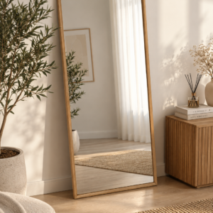 Duże lustro ścienne w drewnianej ramie – fazowana tafla, klasyczny design
